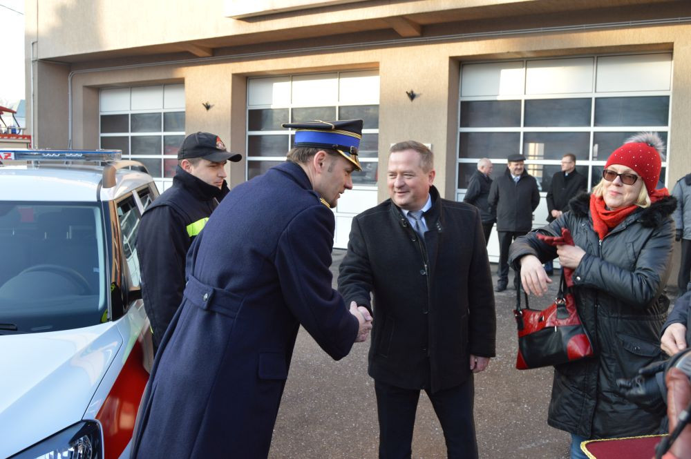 Samochody dla sochaczewskich strażaków i policjantów
