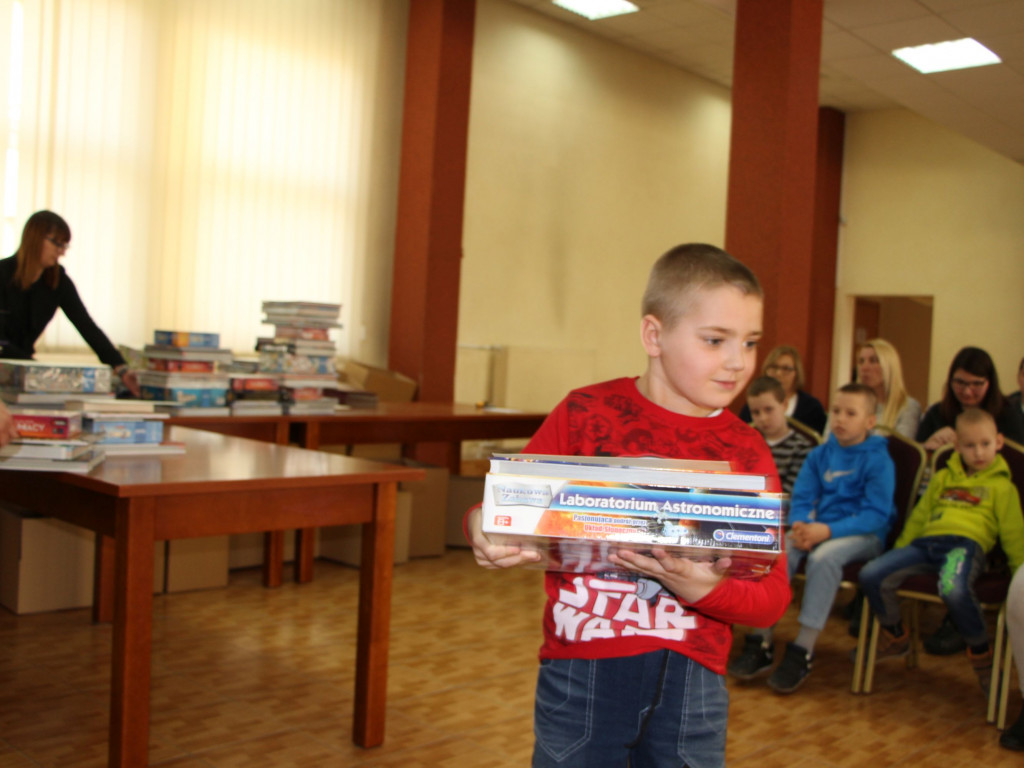 60 ton makulatury i 105 tysięcy puszek zebrali uczniowie z powiatu sochaczewskiego!