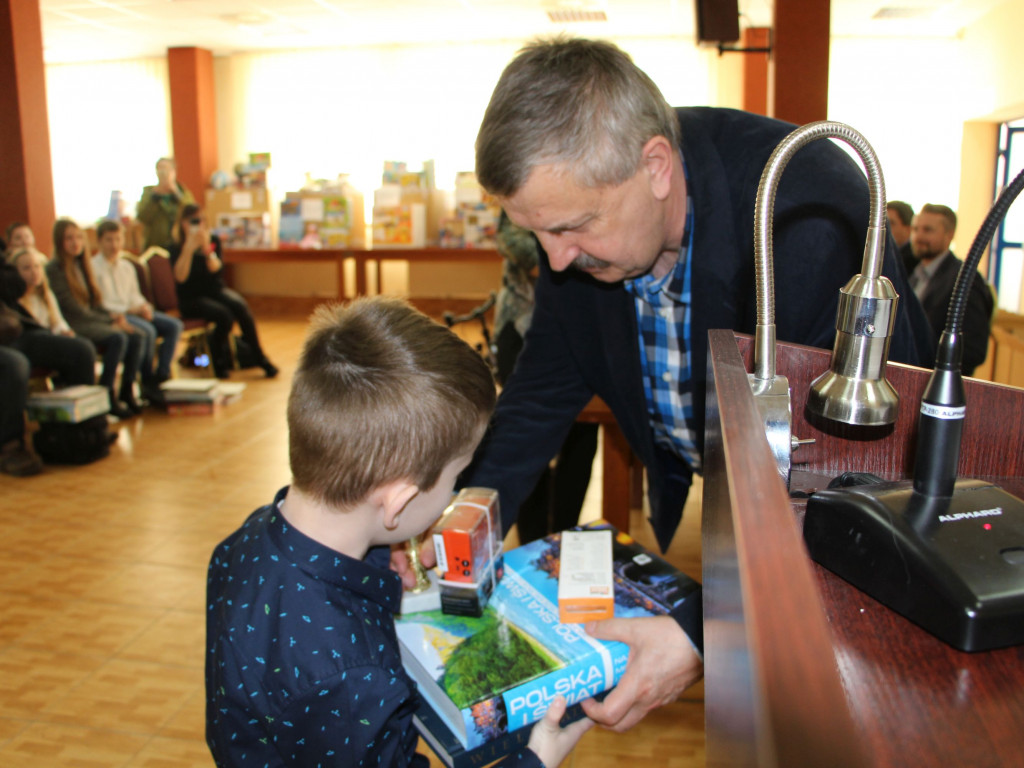 60 ton makulatury i 105 tysięcy puszek zebrali uczniowie z powiatu sochaczewskiego!