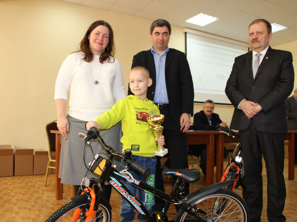 60 ton makulatury i 105 tysięcy puszek zebrali uczniowie z powiatu sochaczewskiego!