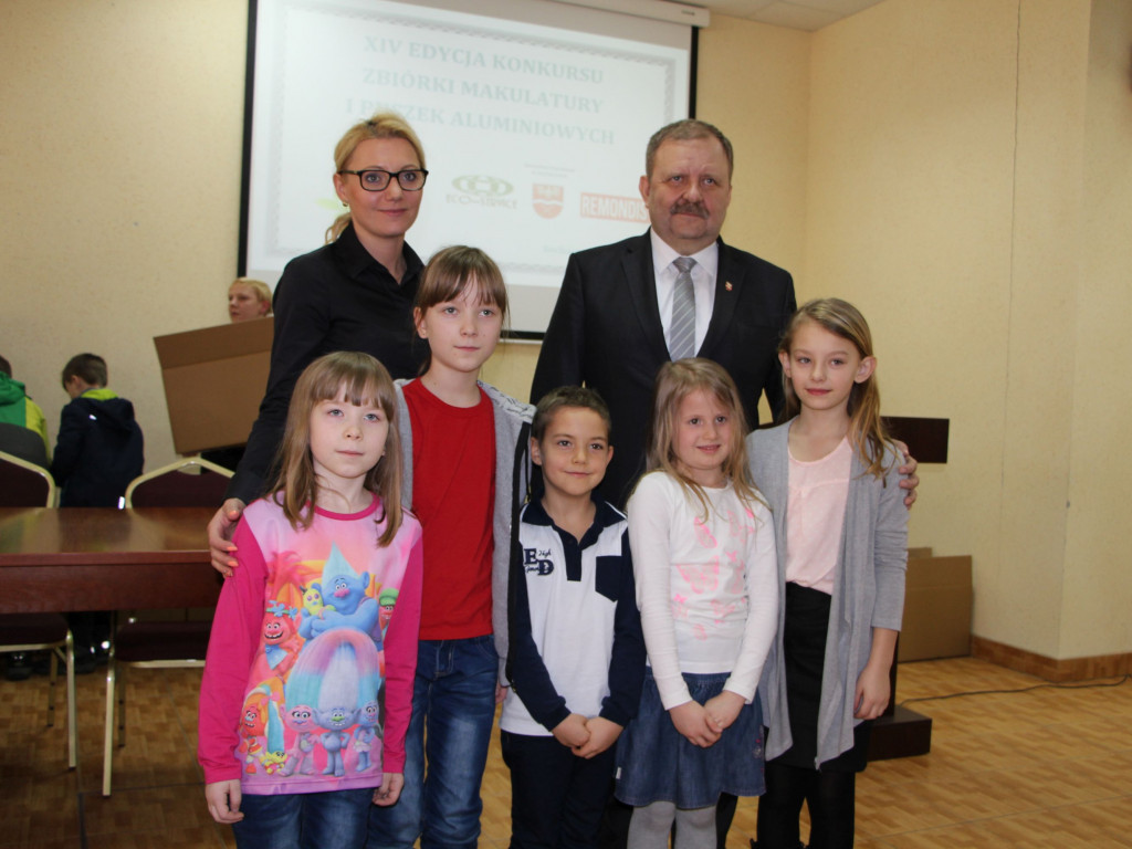 60 ton makulatury i 105 tysięcy puszek zebrali uczniowie z powiatu sochaczewskiego!