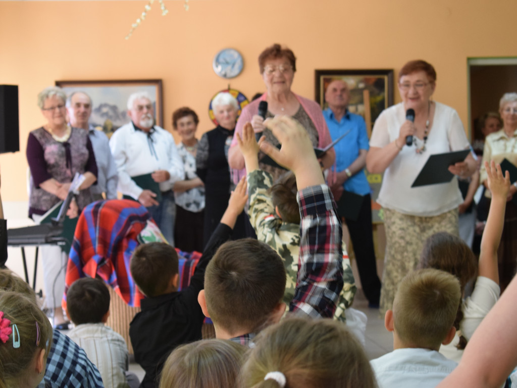 Spotkanie przedszkolaków z seniorami w DDPS