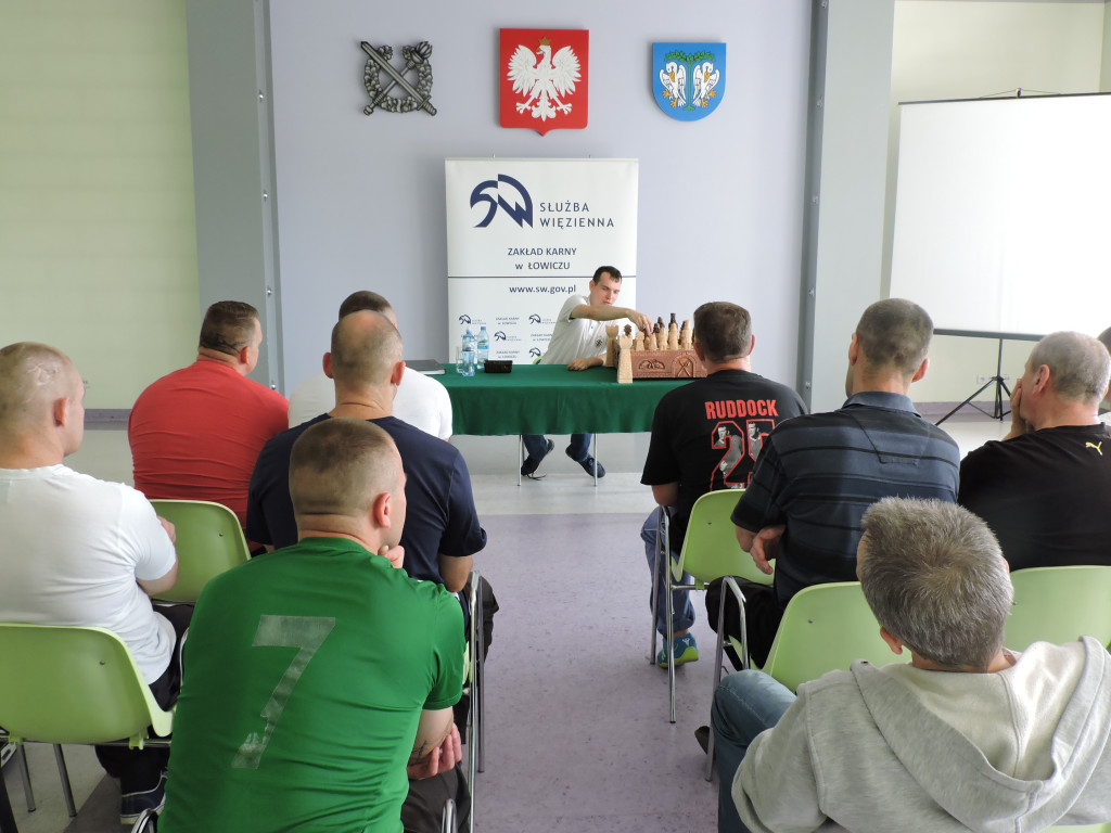 Polski król szachów z wizytą w Zakładzie Karnym w Łowiczu