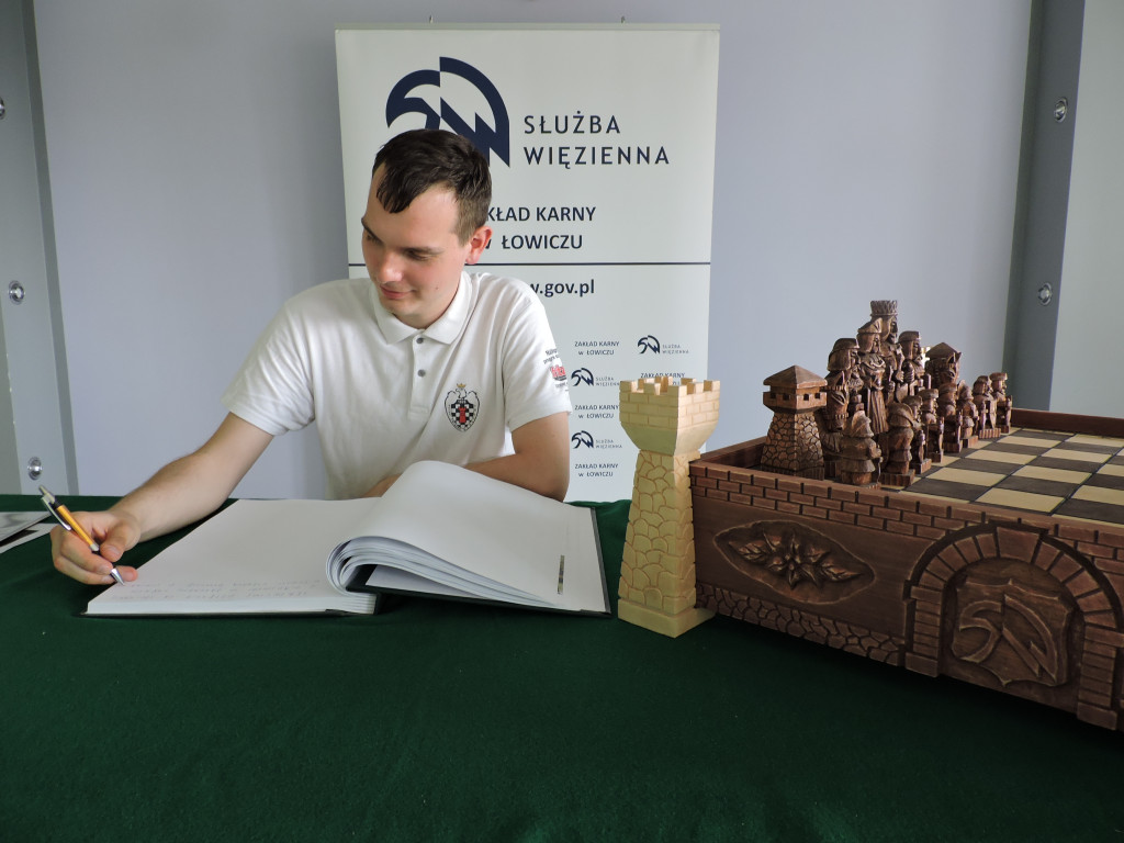 Polski król szachów z wizytą w Zakładzie Karnym w Łowiczu