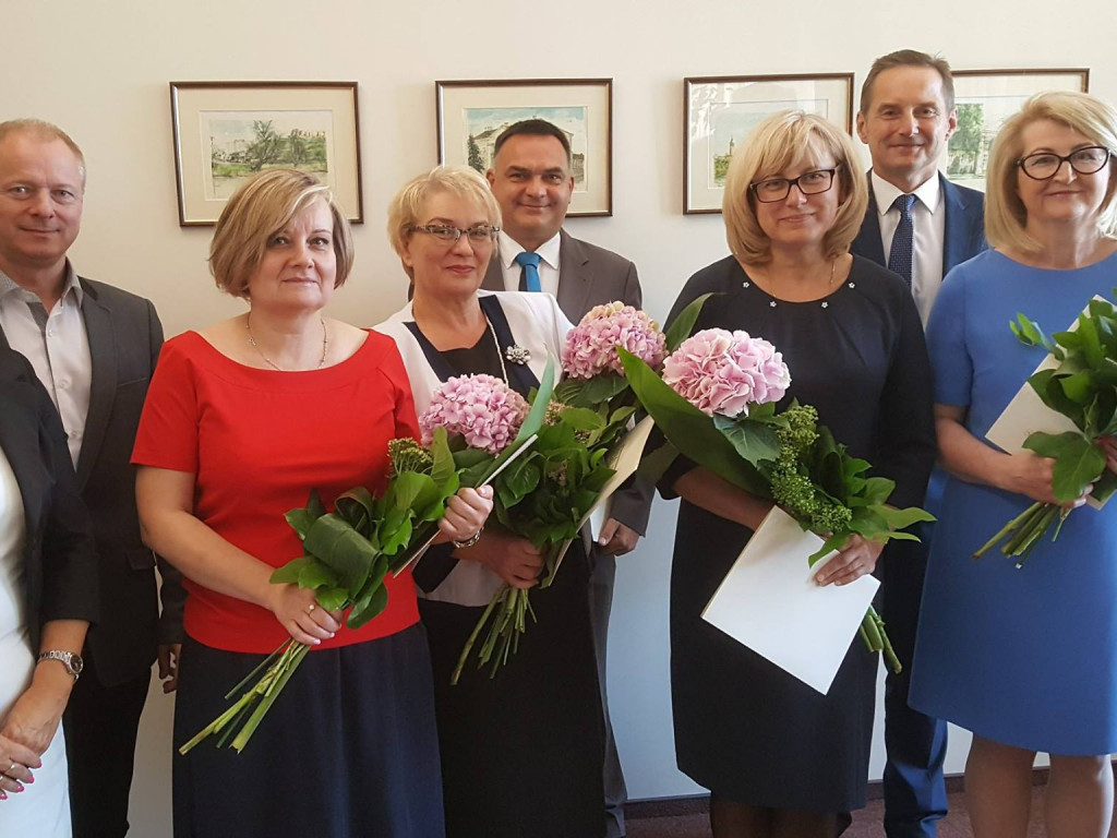 Nowi dyrektorzy sochaczewskich placówek oświatowych z oficjalnymi nominacjami od burmistrza Piotra Osieckiego