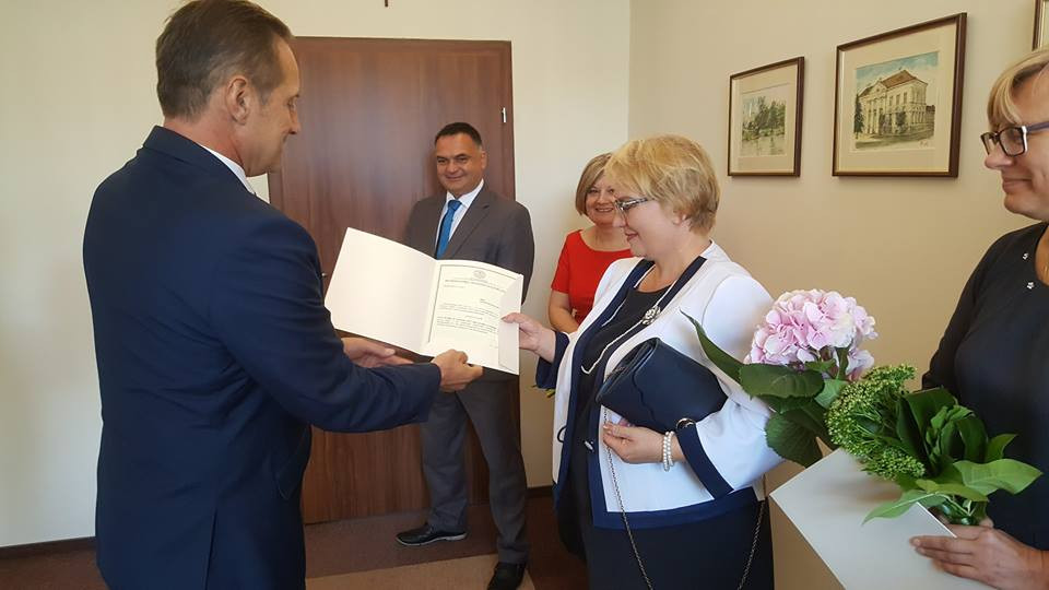 Nowi dyrektorzy sochaczewskich placówek oświatowych z oficjalnymi nominacjami od burmistrza Piotra Osieckiego