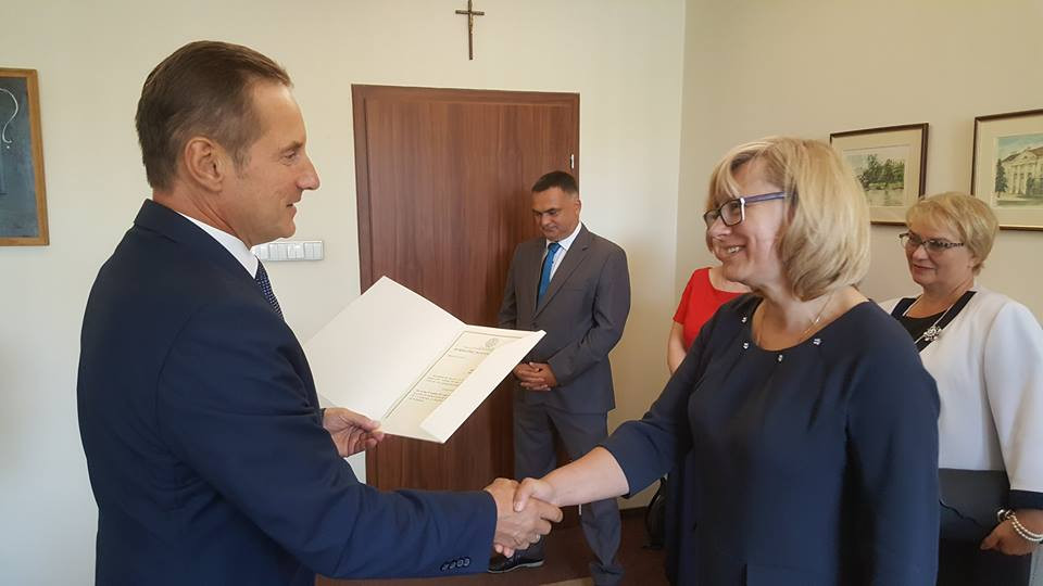 Nowi dyrektorzy sochaczewskich placówek oświatowych z oficjalnymi nominacjami od burmistrza Piotra Osieckiego