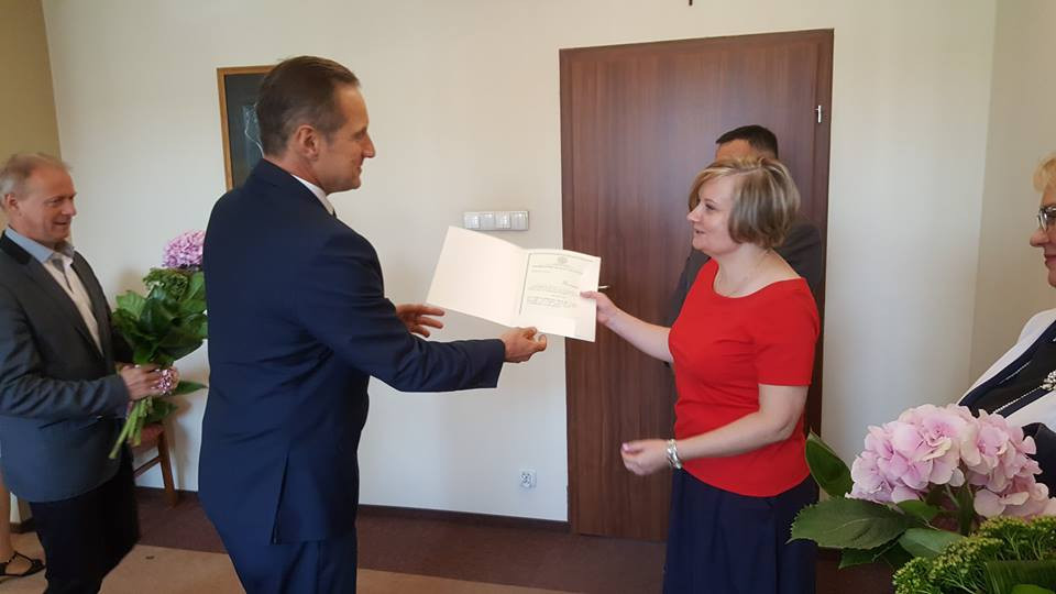 Nowi dyrektorzy sochaczewskich placówek oświatowych z oficjalnymi nominacjami od burmistrza Piotra Osieckiego
