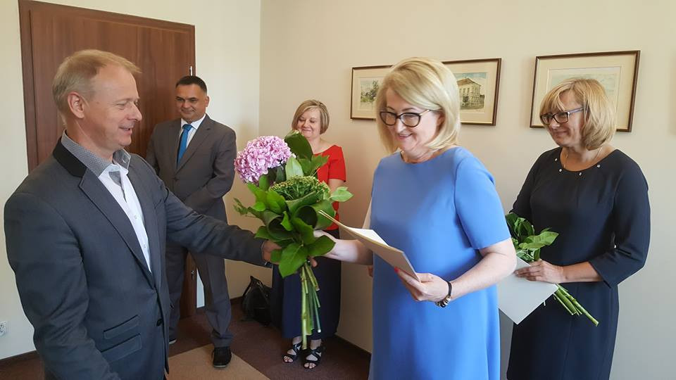 Nowi dyrektorzy sochaczewskich placówek oświatowych z oficjalnymi nominacjami od burmistrza Piotra Osieckiego