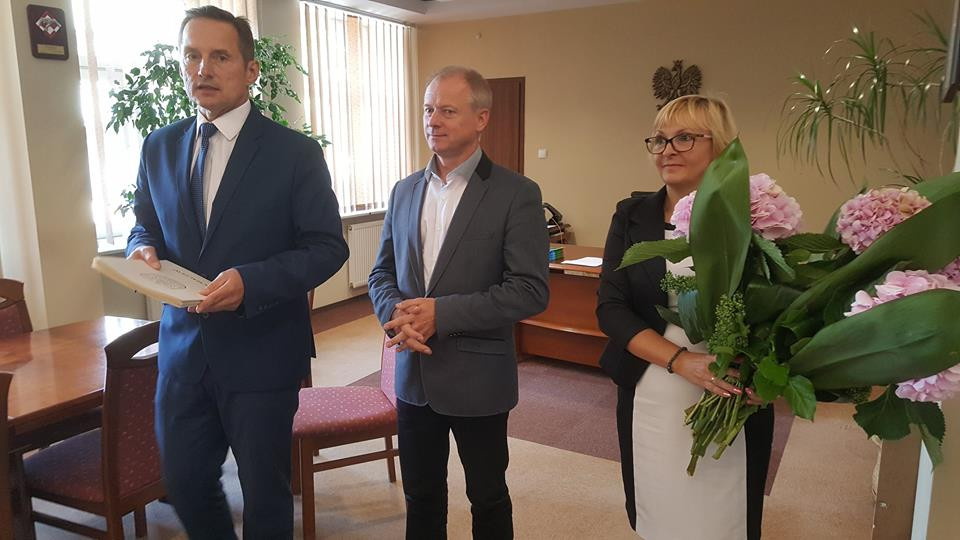 Nowi dyrektorzy sochaczewskich placówek oświatowych z oficjalnymi nominacjami od burmistrza Piotra Osieckiego