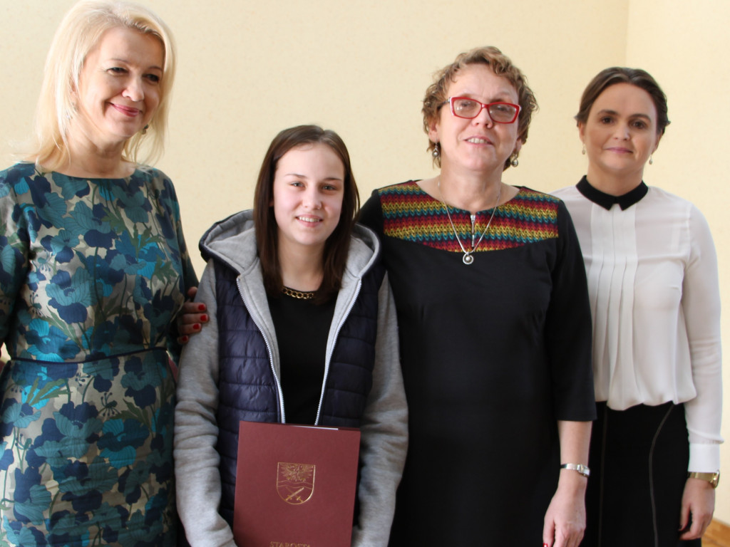 Starosta nagradza uczniów stypendiami