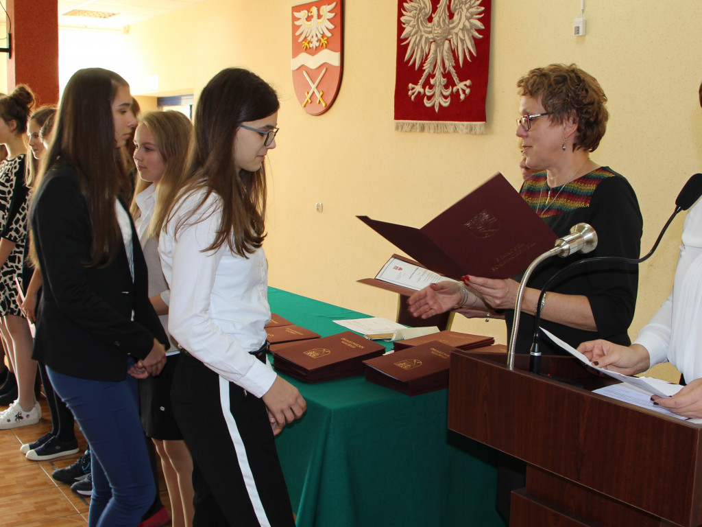 Starosta nagradza uczniów stypendiami