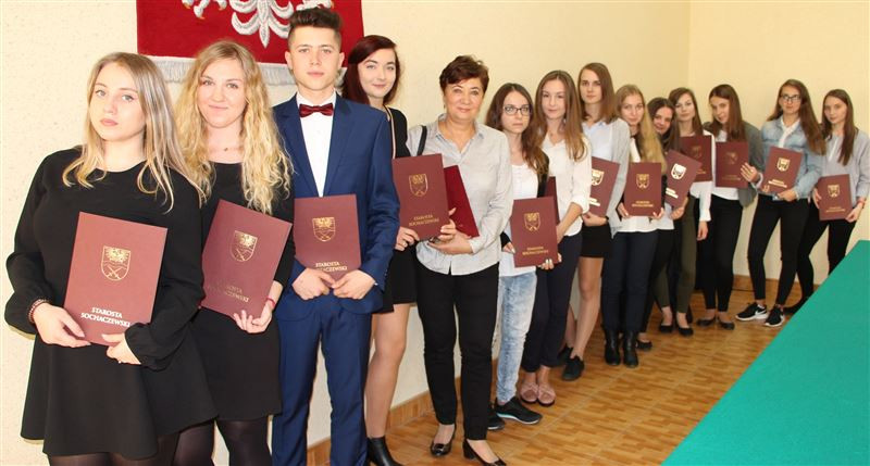 Starosta nagradza uczniów stypendiami