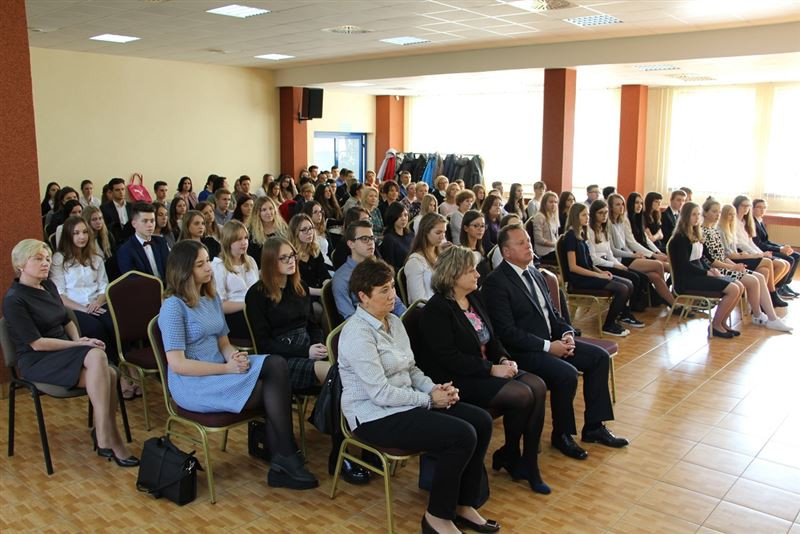 Starosta nagradza uczniów stypendiami