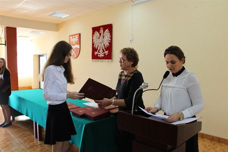 Starosta nagradza uczniów stypendiami