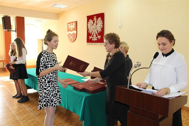 Starosta nagradza uczniów stypendiami