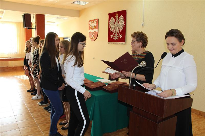 Starosta nagradza uczniów stypendiami