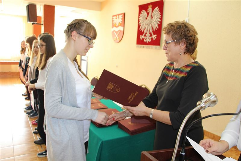 Starosta nagradza uczniów stypendiami