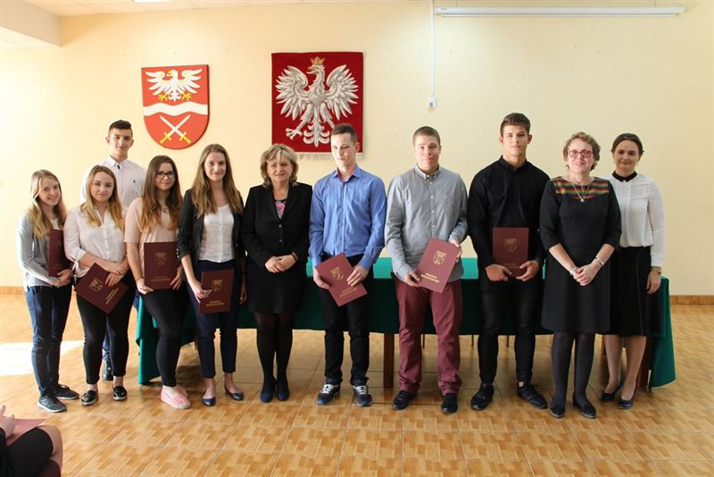 Starosta nagradza uczniów stypendiami