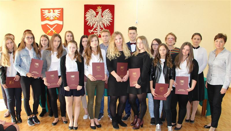 Starosta nagradza uczniów stypendiami