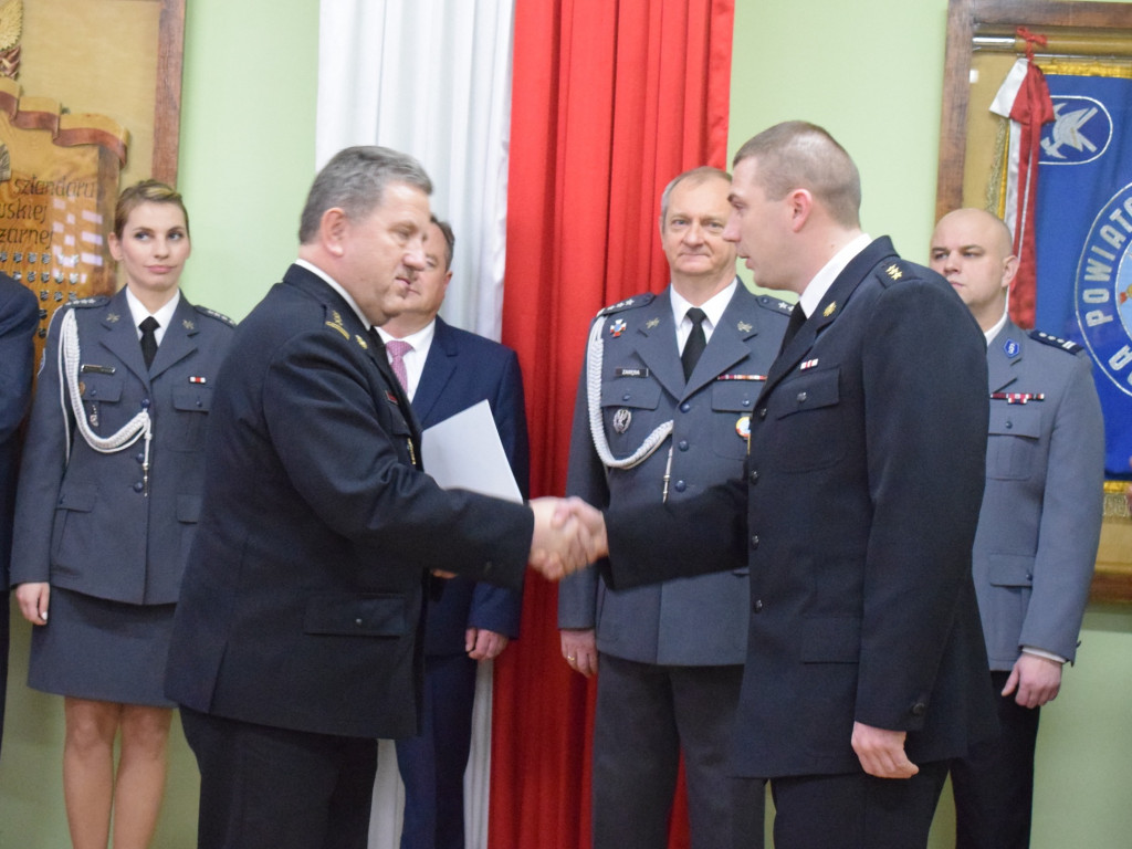Bohaterski strażak otrzymał podziękowanie za uratowanie życia dziecka
