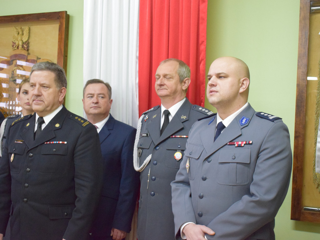 Bohaterski strażak otrzymał podziękowanie za uratowanie życia dziecka