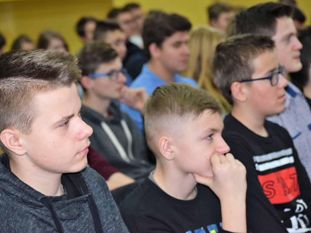 Sędzia piłkarski Szymon Marciniak odwiedził SP nr 7