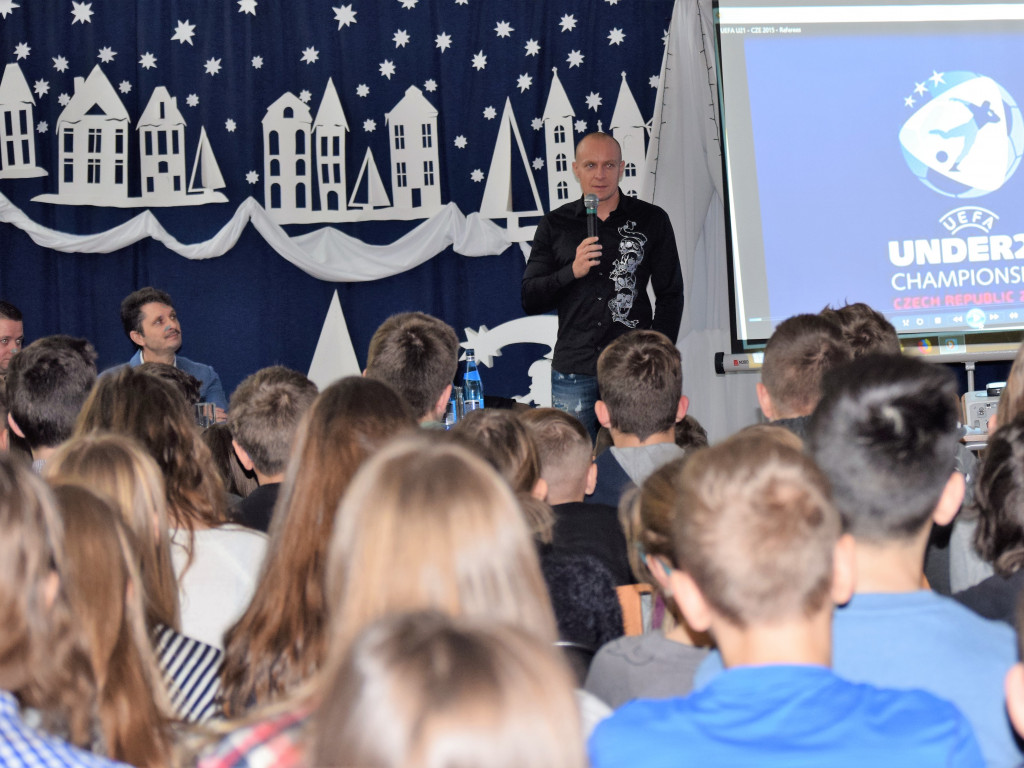 Sędzia piłkarski Szymon Marciniak odwiedził SP nr 7