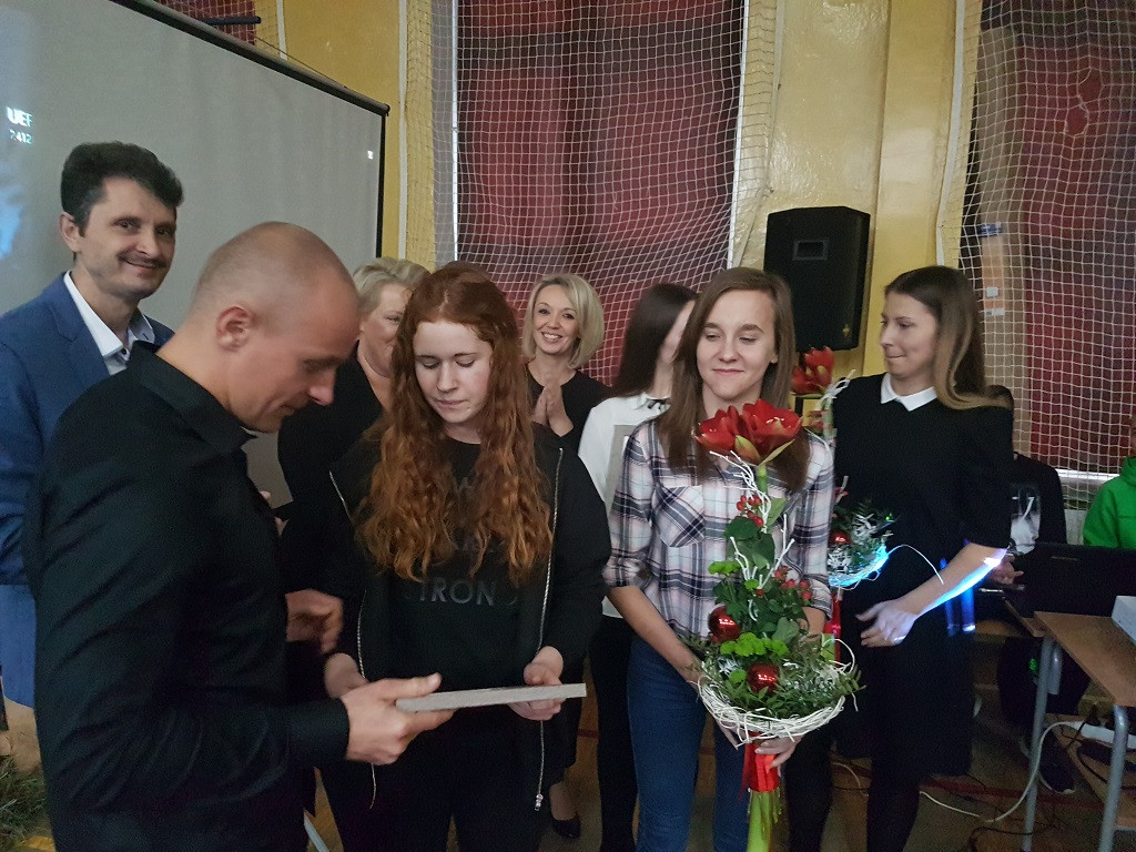 Sędzia piłkarski Szymon Marciniak odwiedził SP nr 7