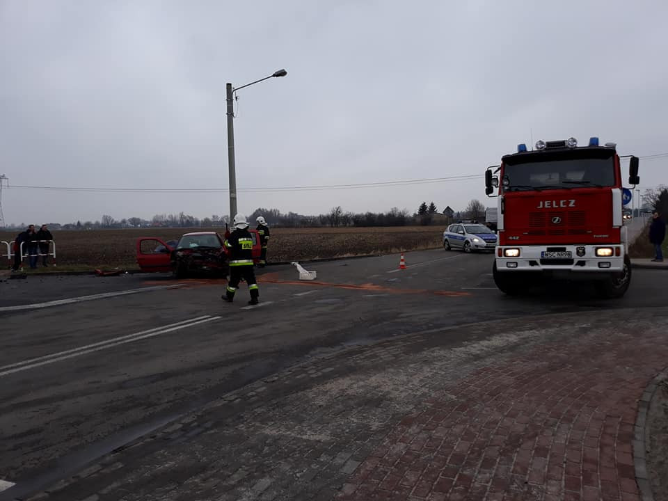 Piątkowe popołudnie trudne dla kierowców. Dwa wypadki: w Elżbietowie i w Szymanowie