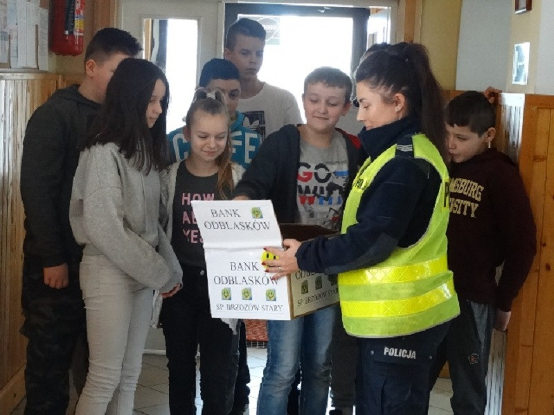 Zajęcia edukacyjne dla uczniów na temat bezpieczeństwa na drodze