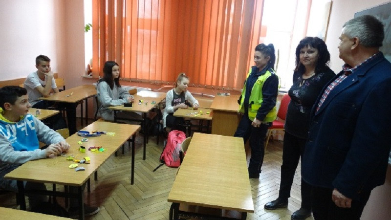 Zajęcia edukacyjne dla uczniów na temat bezpieczeństwa na drodze