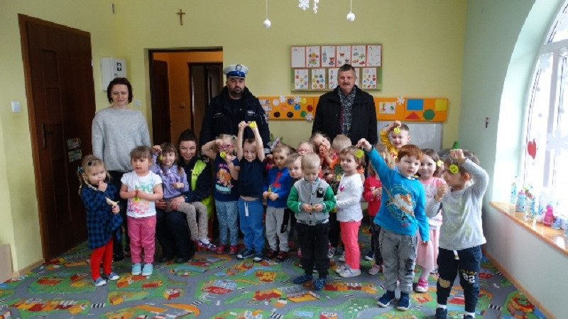 Zajęcia edukacyjne dla uczniów na temat bezpieczeństwa na drodze