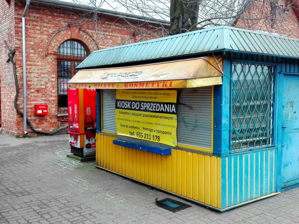 Znika kiosk pana Jana obok dworca PKP w Sochaczewie. 