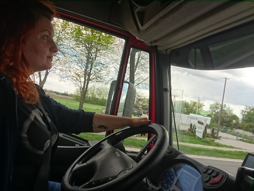 Justyna i Dorota prowadzą wielkie ciężarówki. 
