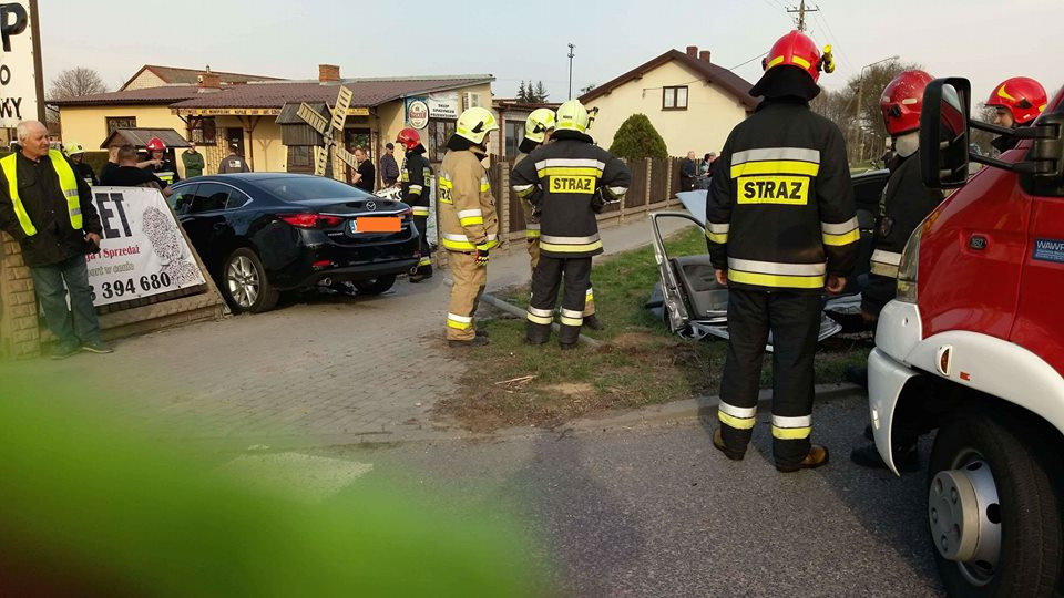 Wypadek w Chrzczanach: trzy osoby poszkodowane