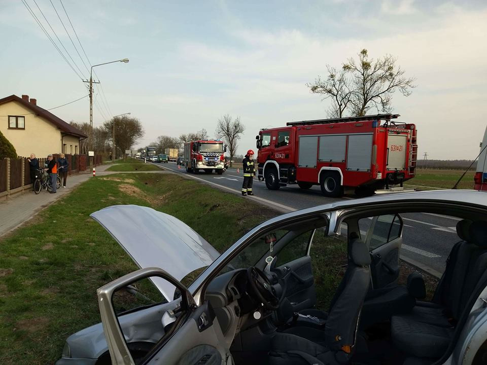 Wypadek w Chrzczanach: trzy osoby poszkodowane