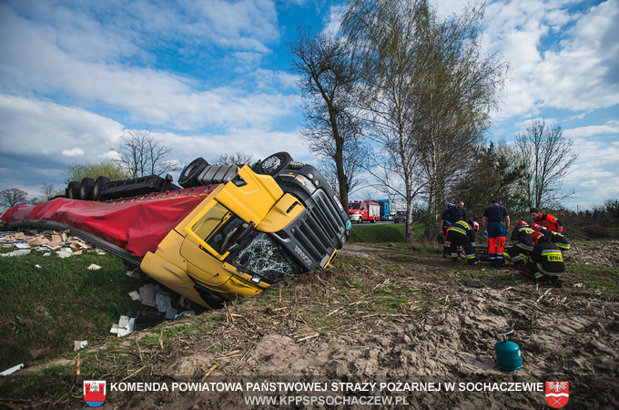 Ciężarówka do góry kołami na 50-tce: zdjęcia i relacja straży pożarnej