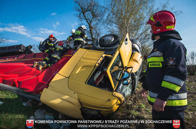 Ciężarówka do góry kołami na 50-tce: zdjęcia i relacja straży pożarnej