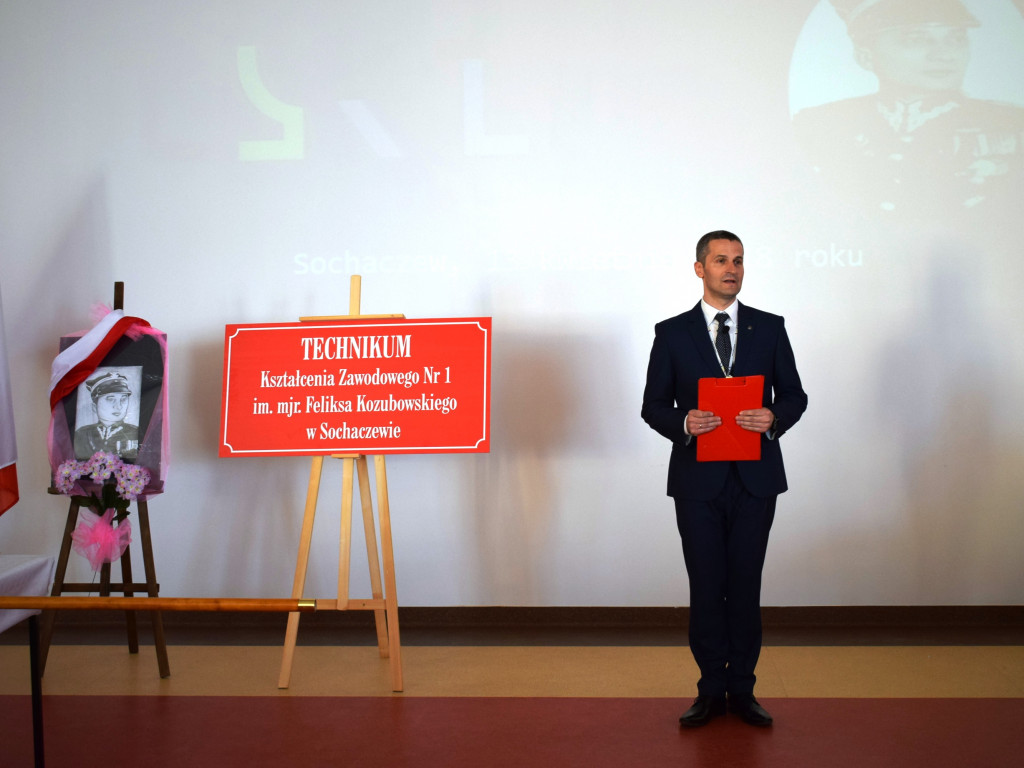 Technikum z patronem i sztandarem