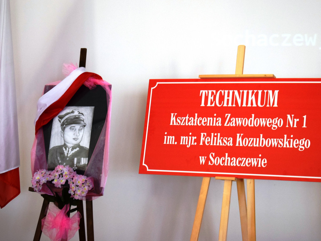 Technikum z patronem i sztandarem