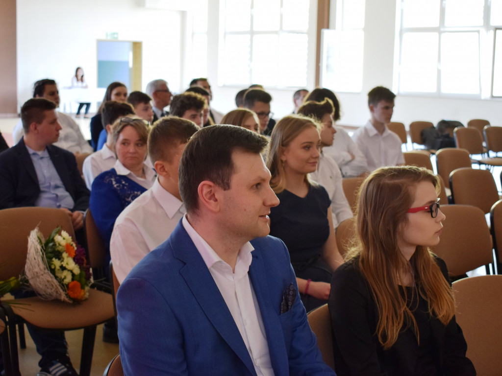 Technikum z patronem i sztandarem
