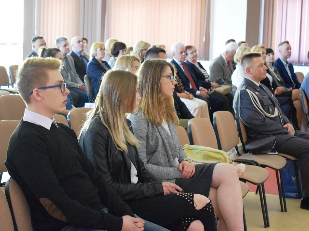 Technikum z patronem i sztandarem