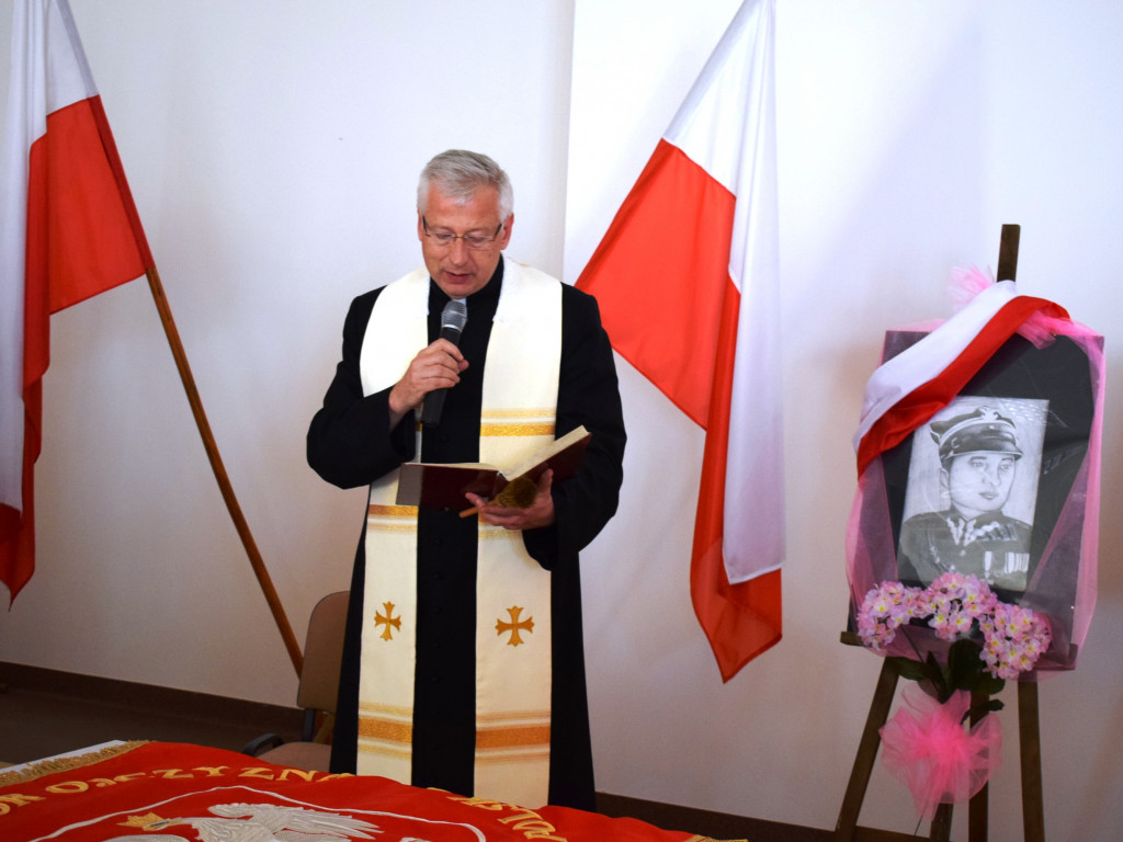 Technikum z patronem i sztandarem