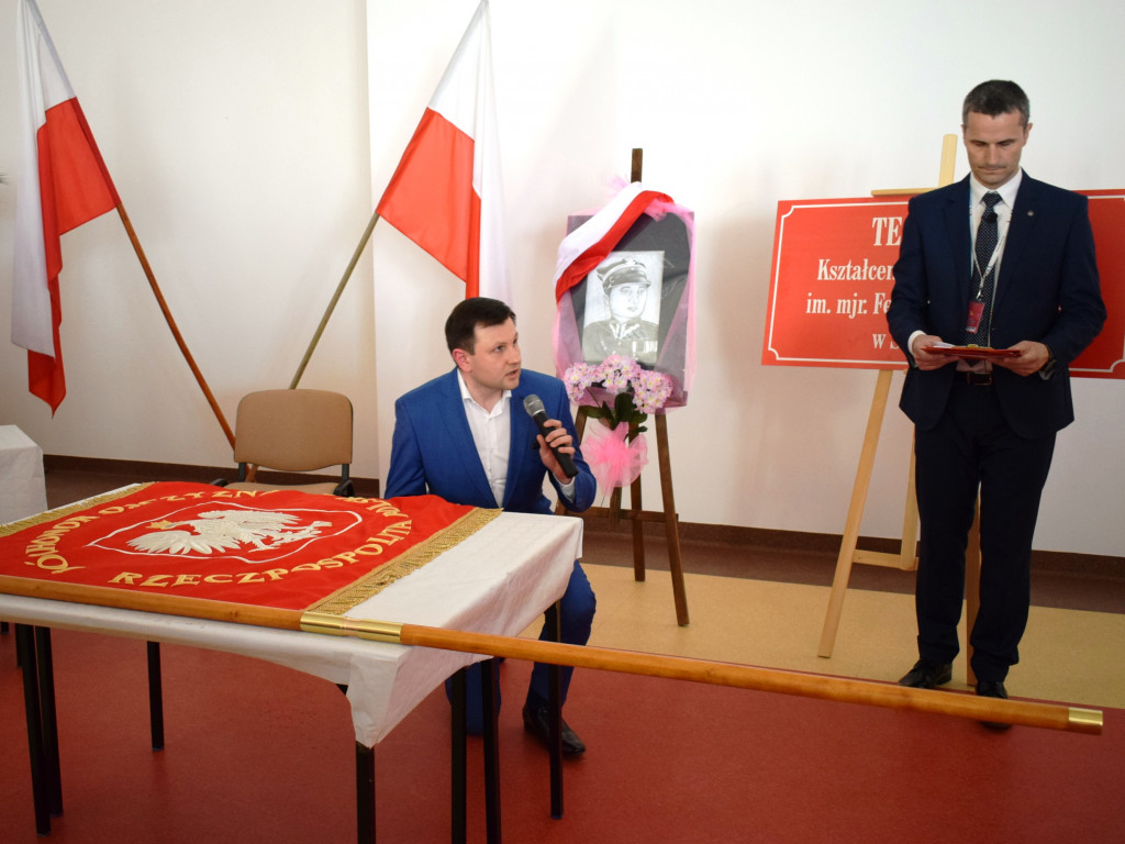 Technikum z patronem i sztandarem