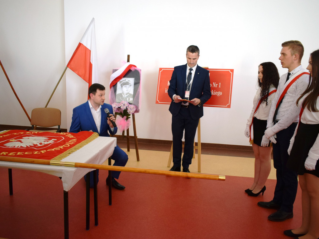 Technikum z patronem i sztandarem