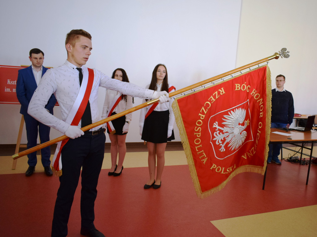 Technikum z patronem i sztandarem