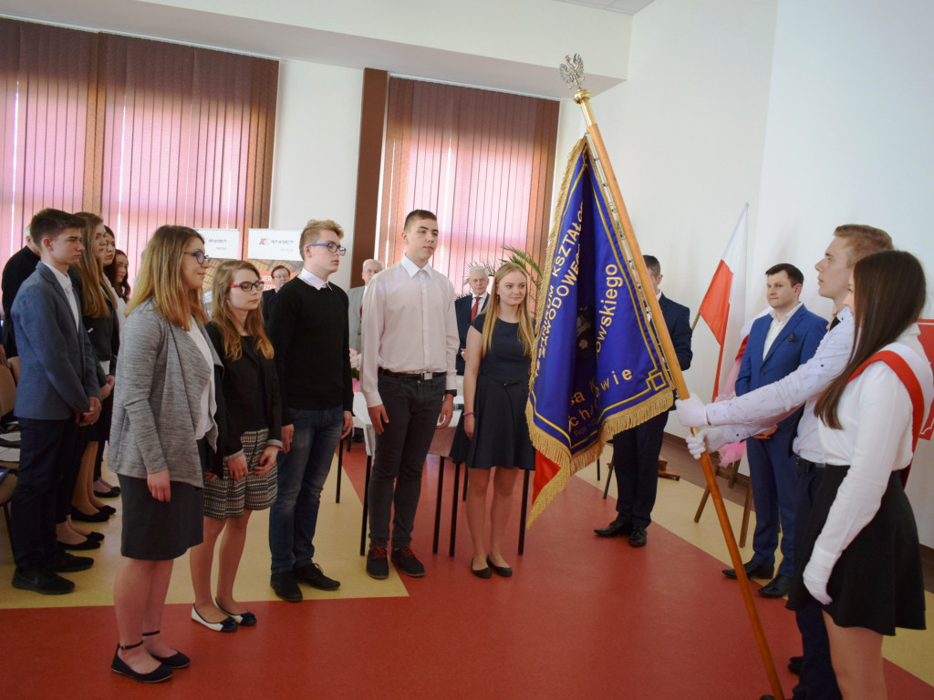 Technikum z patronem i sztandarem