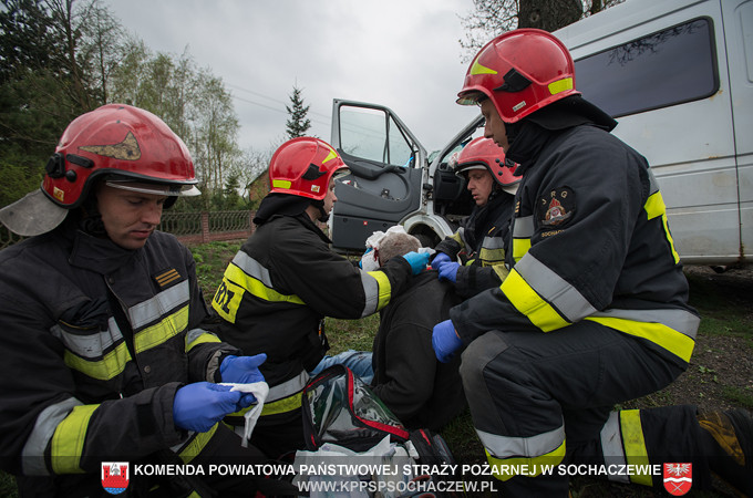 Wypadek w Żdżarowie: samochód dostawczy uderzył w drzewo