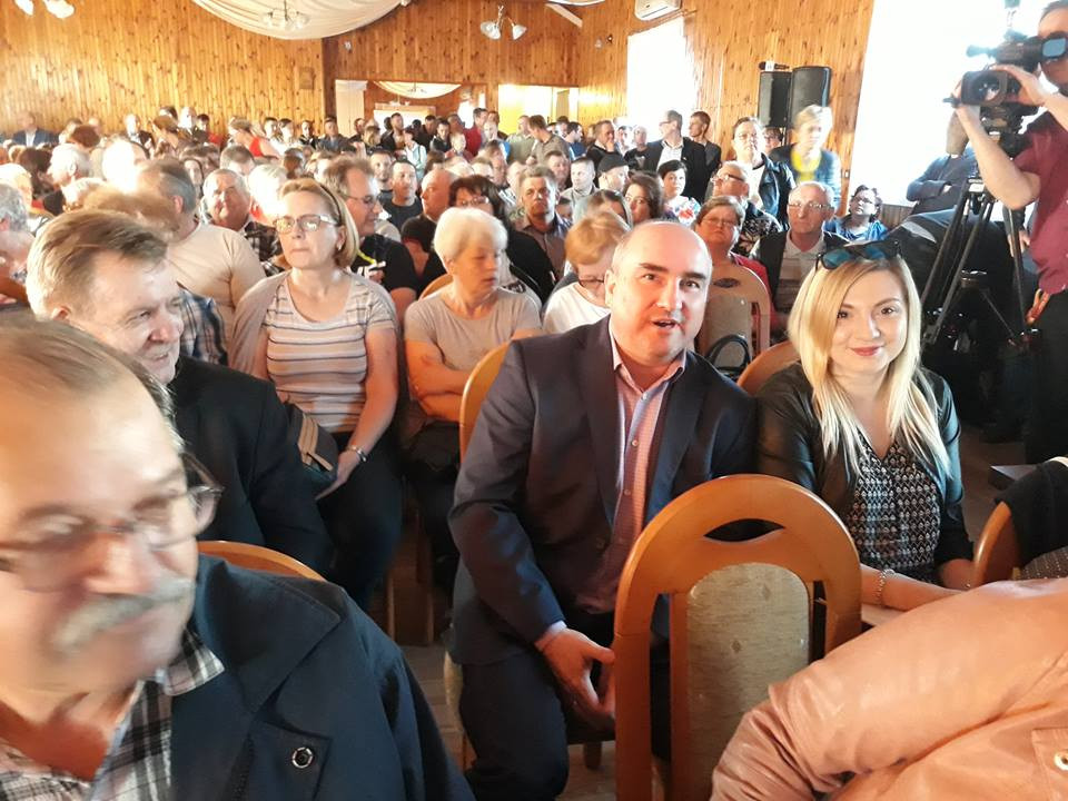 Lotnisko w Baranowie: radni jednomyślnie za referendum
